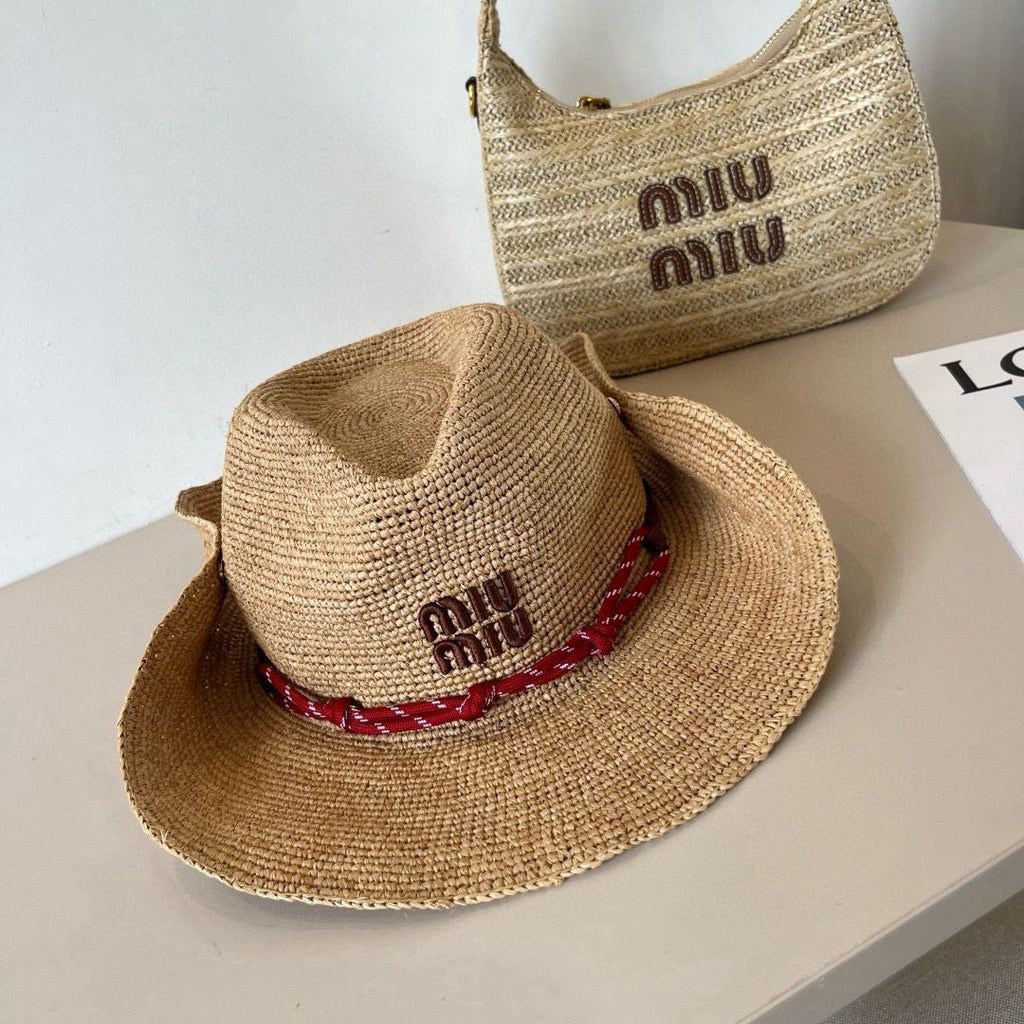 Chapéu em ráfia Miu Miu.