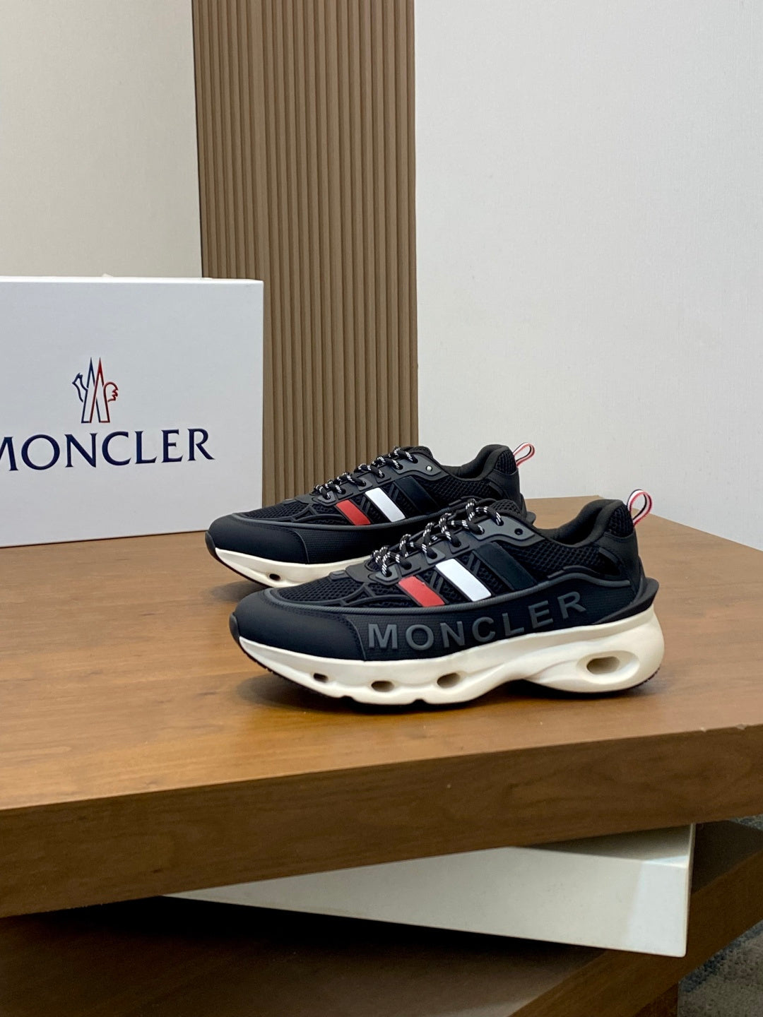 Tênis Moncler Leave No Trace Black  Off White