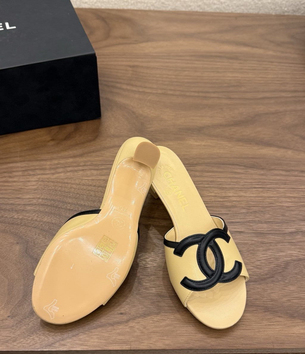 Chanel Interlocking CC Heeled Mules Yellow & Black. Salto 5 cm.