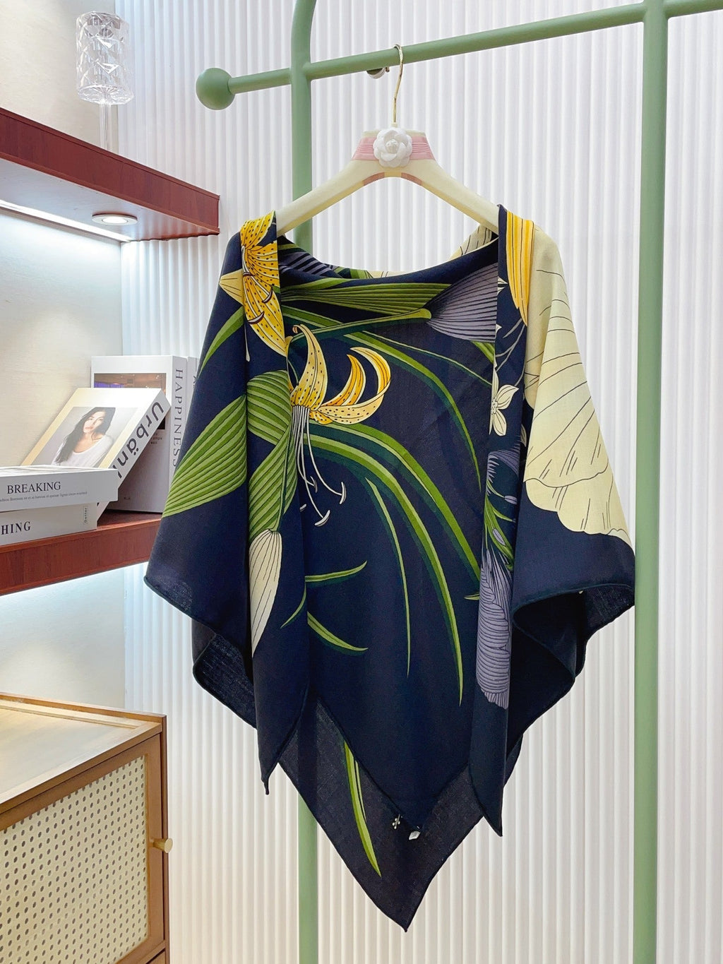 Lenço Hermès Carré 90 "Bouquet Final" Cor Ébano / Areia / Verde
