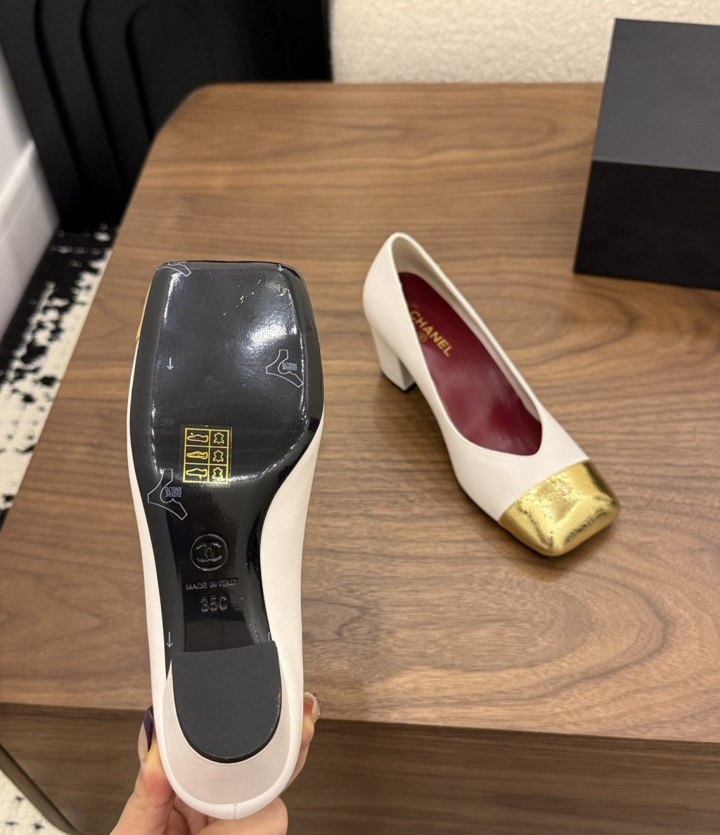 Chanel Cap-Toe Pump off-white e Dourado. Salto 6,5 cm.
