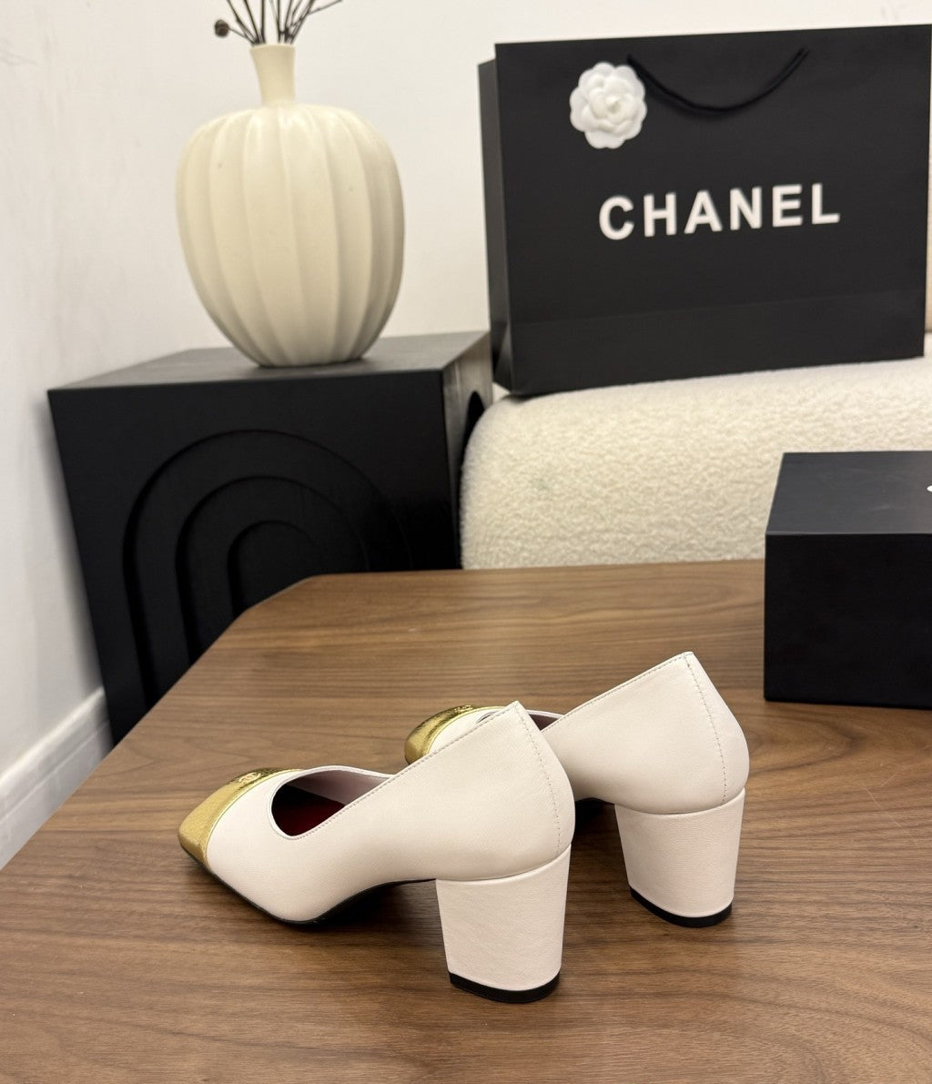Chanel Cap-Toe Pump off-white e Dourado. Salto 6,5 cm.
