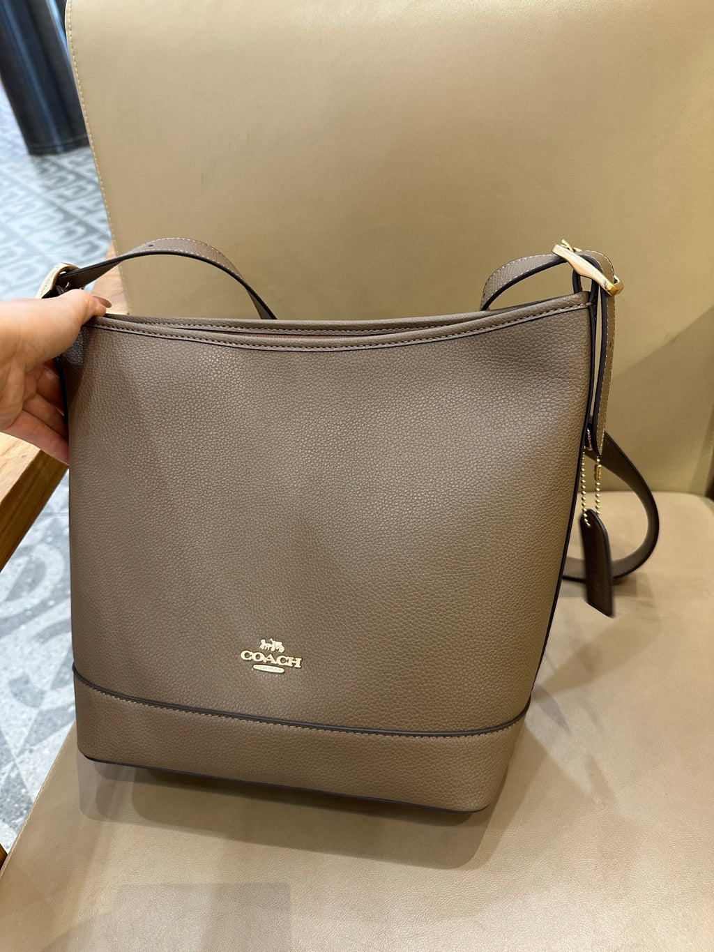 Coach Jude Duffle Bag em Signature Canvas Taupe Ferragens Douradas
