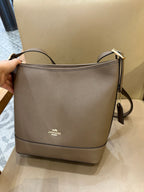 Coach Jude Duffle Bag em Signature Canvas Taupe Ferragens Douradas