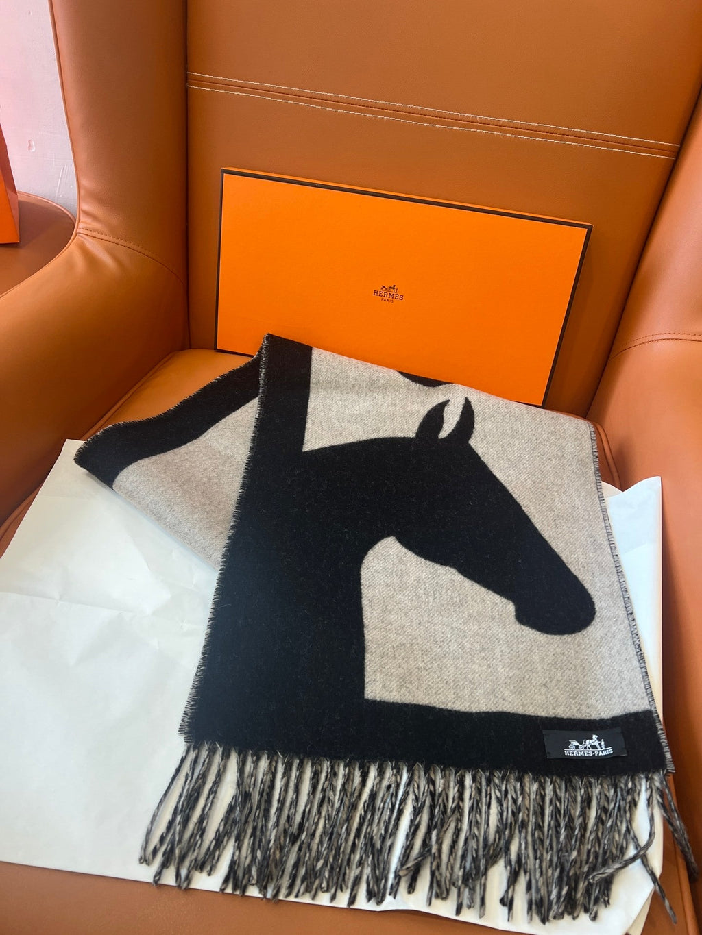 Cachecol Hermès Casaque Love Story Preto e Bege