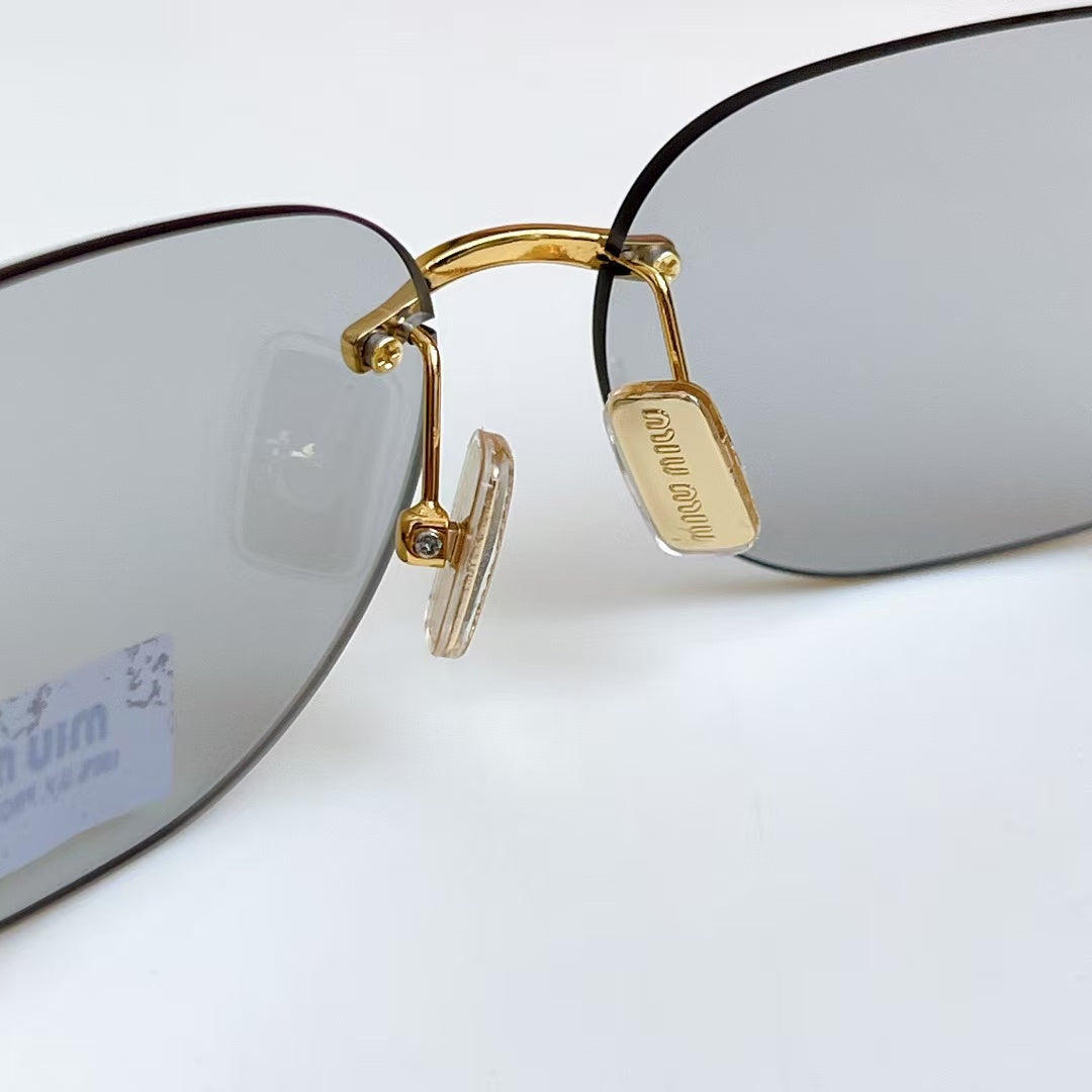 Óculos de sol Miu Miu Runway Gold Grey Lens .