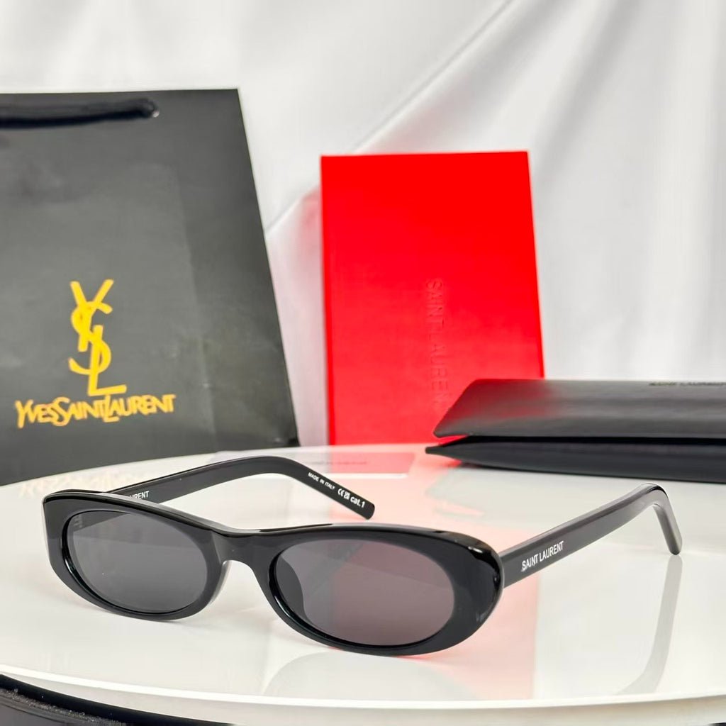 Óculos de sol YSL .