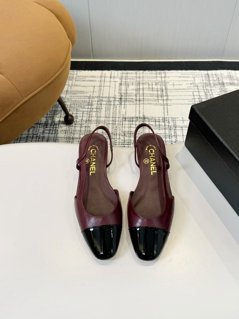 Sapatilha Chanel Slingback Flat Vinho com Bico Preto Envernizado