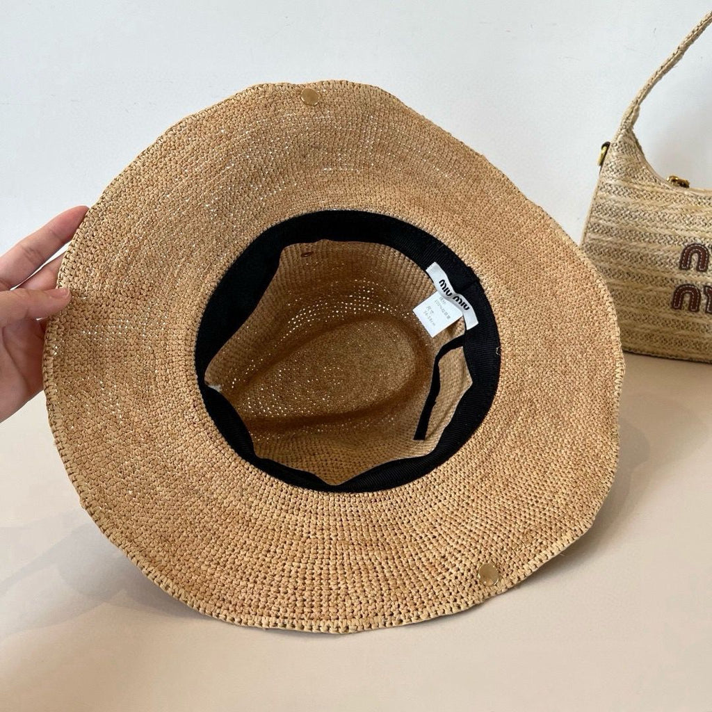 Chapéu em ráfia Miu Miu.