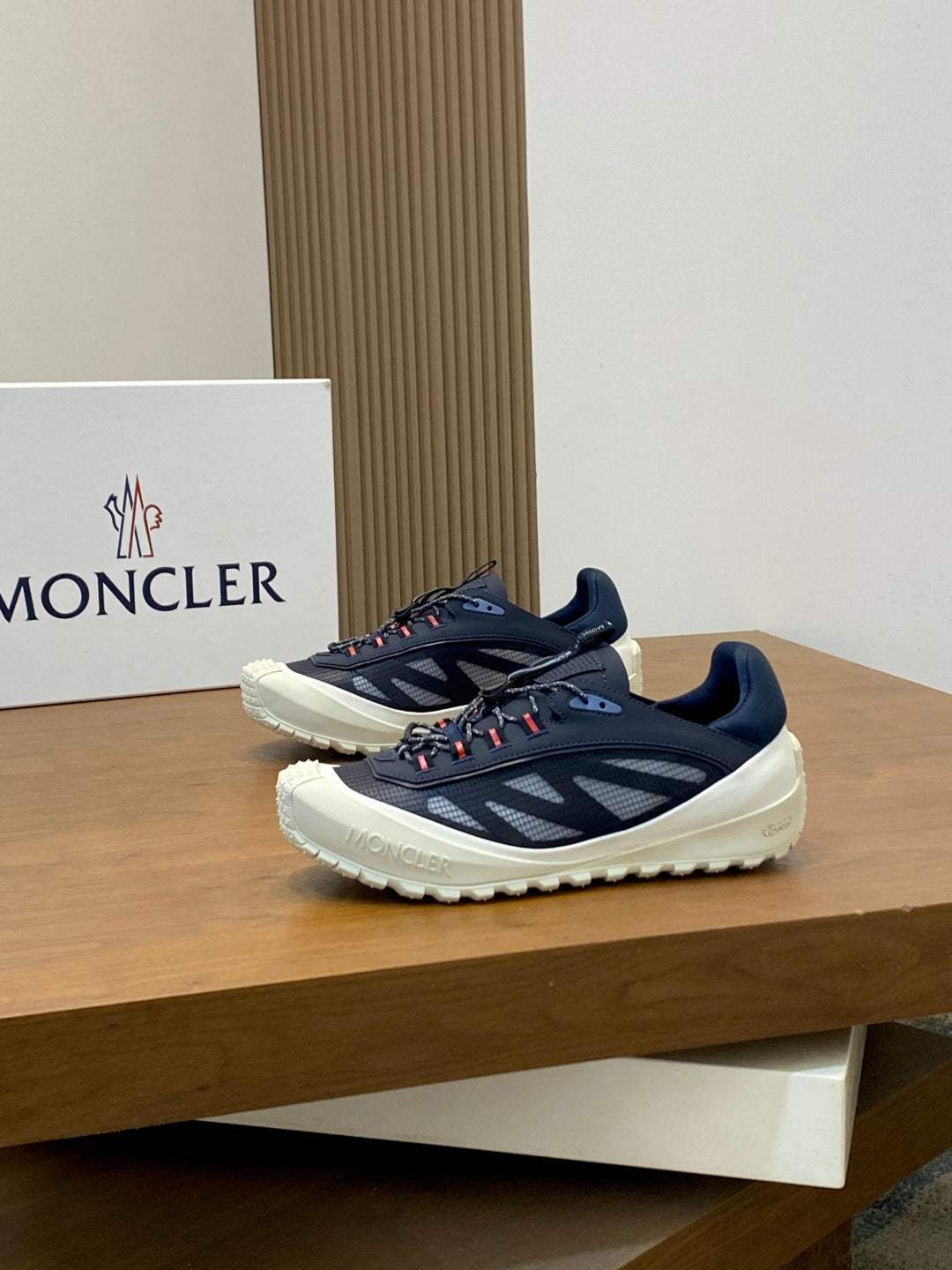 Tênis Moncler Trailgrip LP Azul Marinho e Off White