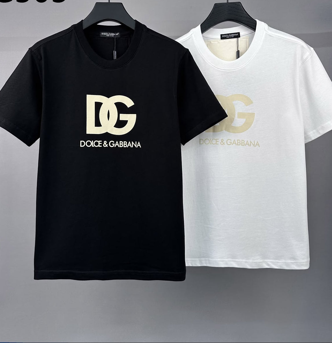 Camiseta Dolce & Gabbana com Tag Traseira de Cetim Dourado "2024"