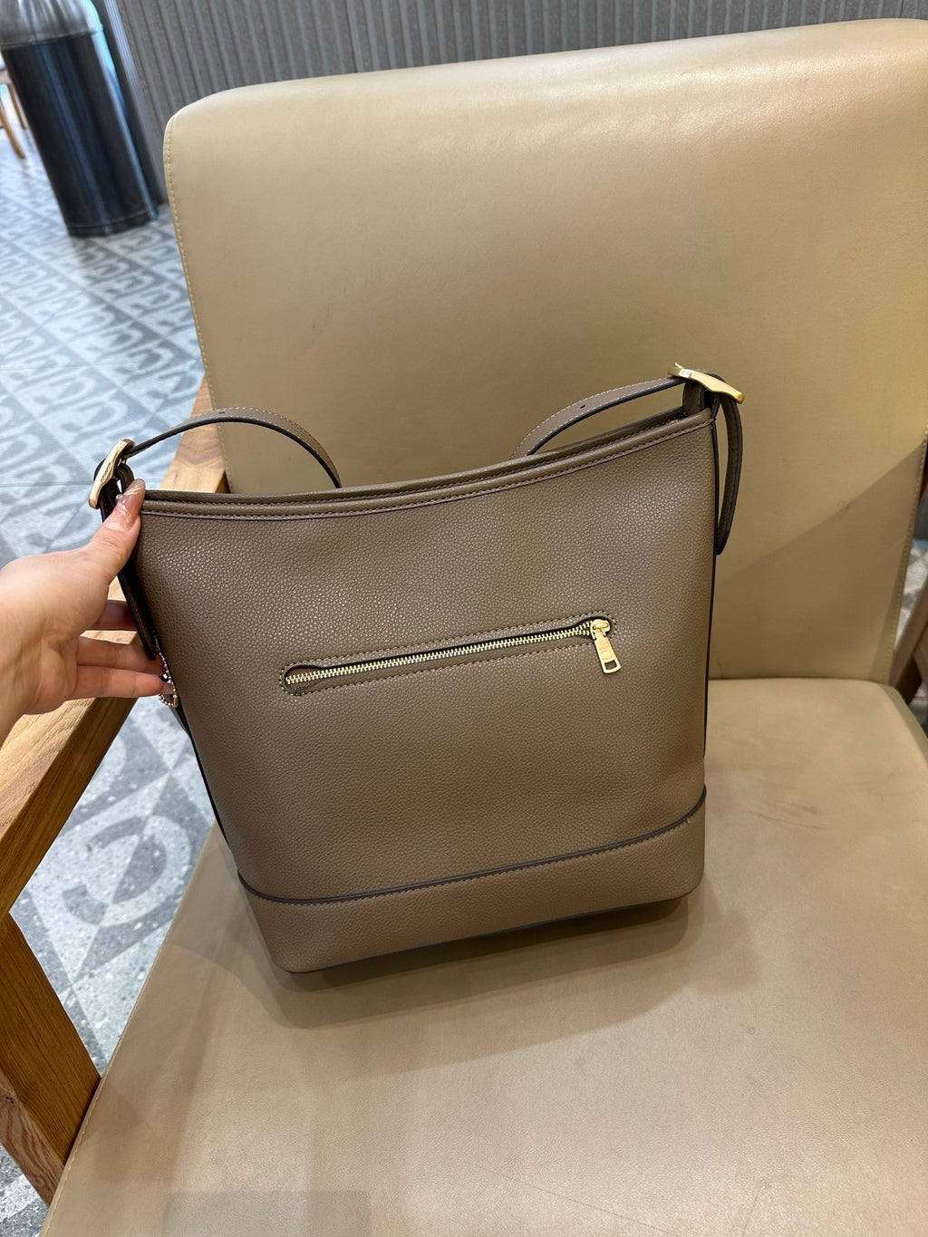 Coach Jude Duffle Bag em Signature Canvas Taupe Ferragens Douradas