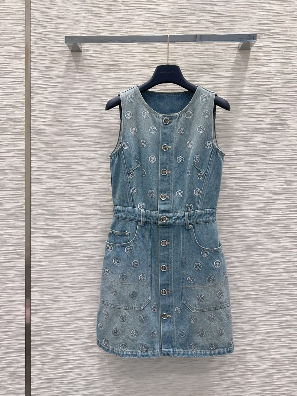 Louis Vuitton Vestido Denim Assinatura Em Paetês (Signature Sequin Denim Dress)