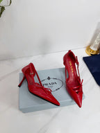 Prada Scarpin Open-Side Em Couro Verniz Vermelho Com Laço. Salto 7,5 cm.