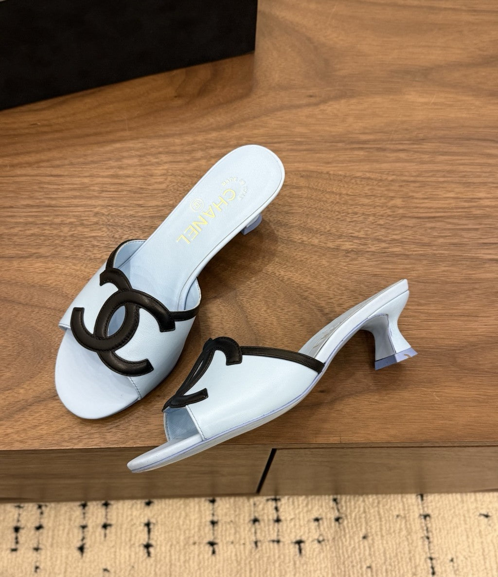 Chanel Interlocking CC Heeled Mules Light Blue & Black. Salto 5 cm.