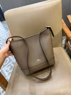 Coach Jude Duffle Bag em Signature Canvas Taupe Ferragens Douradas