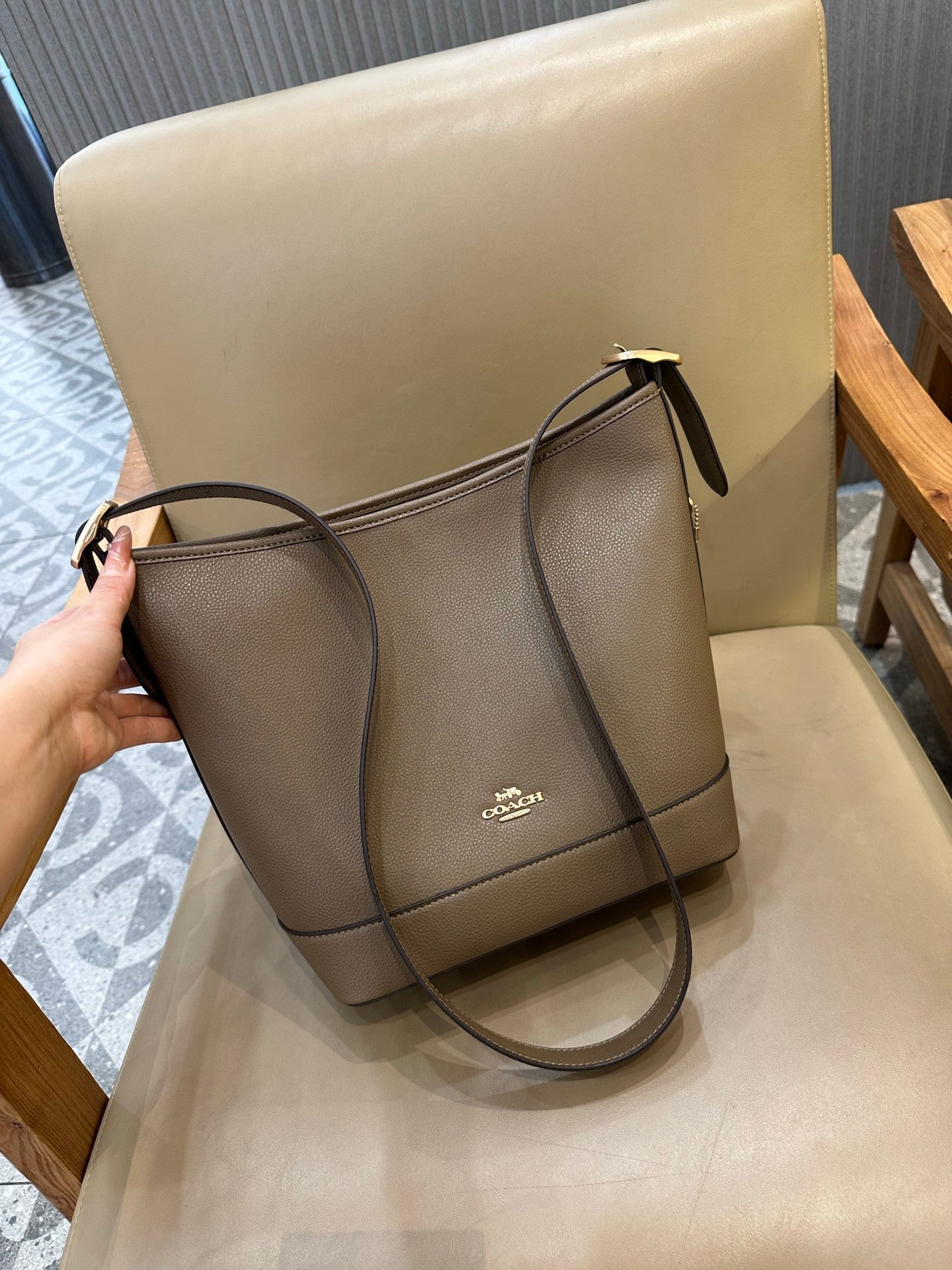 Coach Jude Duffle Bag em Signature Canvas Taupe Ferragens Douradas