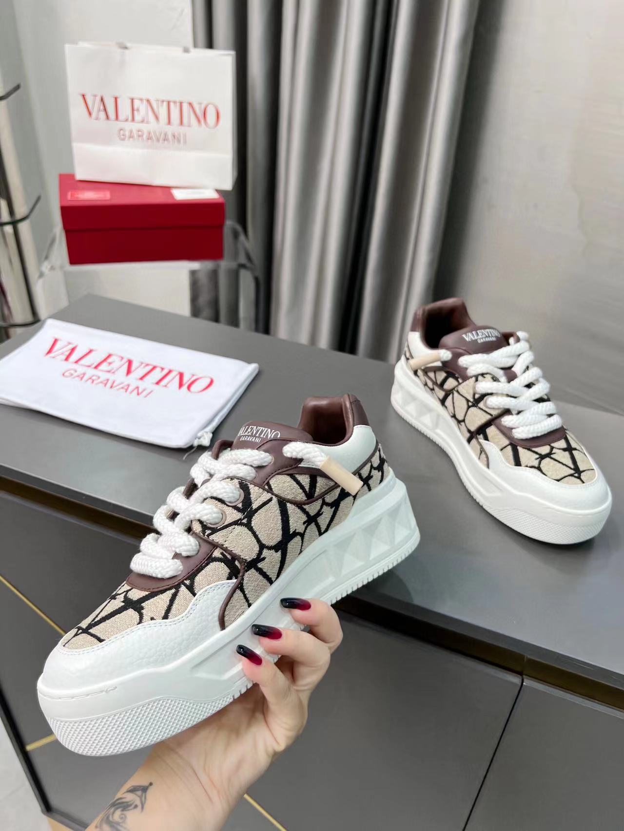 Valentino Garavani One Stud XL Brown – Manfrim Store