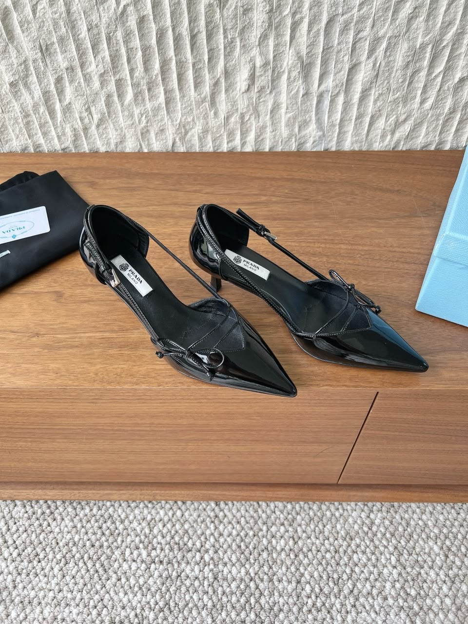 Prada Scarpin Open-Side Em Couro Verniz Preto Com Laço. Salto 7,5 cm.