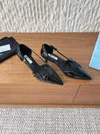 Prada Scarpin Open-Side Em Couro Verniz Preto Com Laço. Salto 7,5 cm.