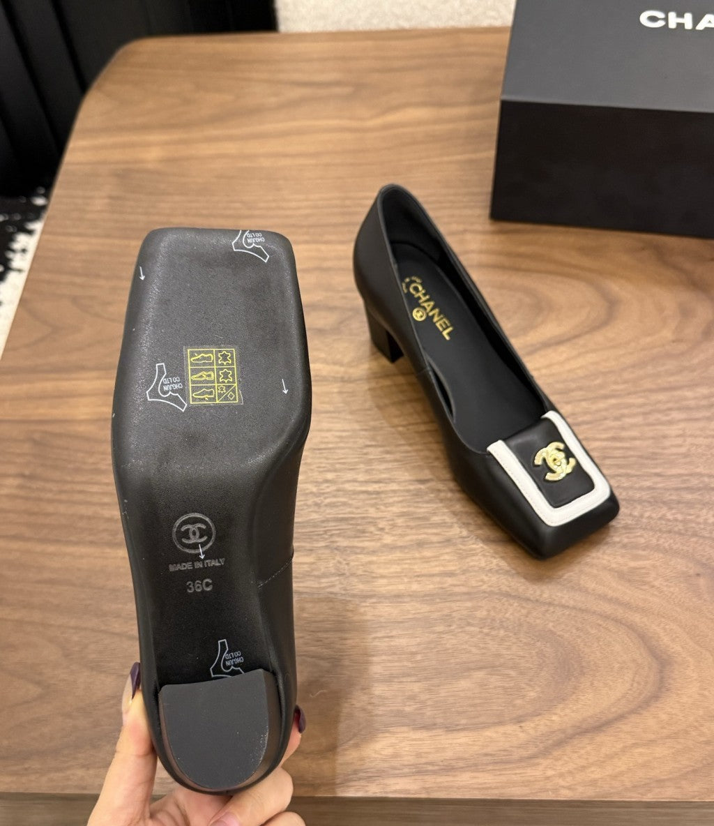 Chanel Blazy Turnlock Pumps Black Ivory. Salto 5 cm.