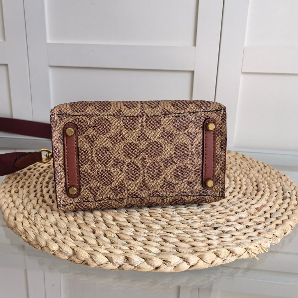 Coach Willow Tote 24 Pebble Khaki Signature Canvas  Ferragens Douradas