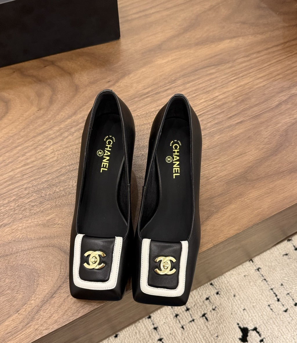 Chanel Blazy Turnlock Pumps Black Ivory. Salto 5 cm.