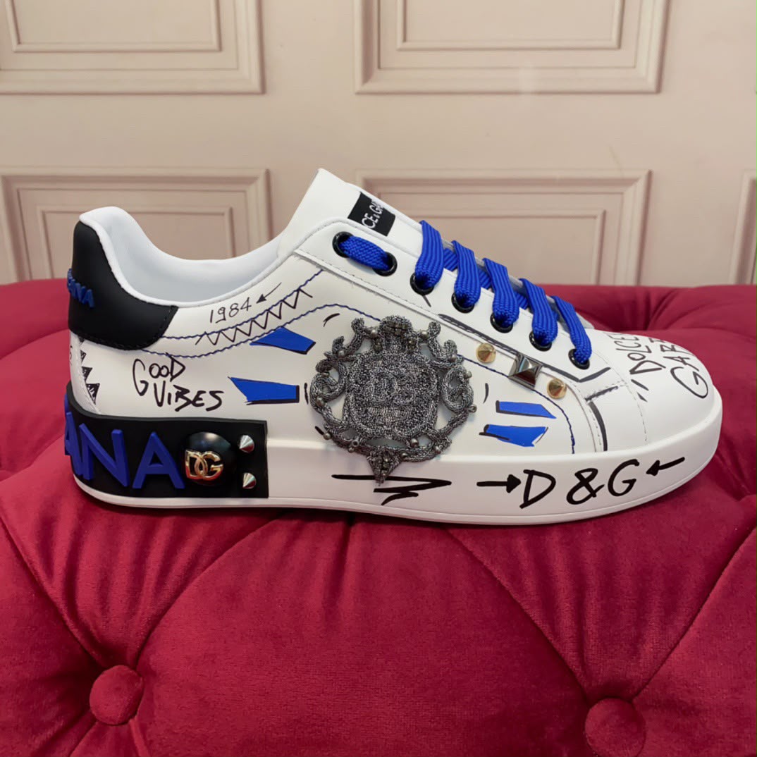 Dolce & Gabbana Portofino com Patch de Brasão e Estampa Graffiti.