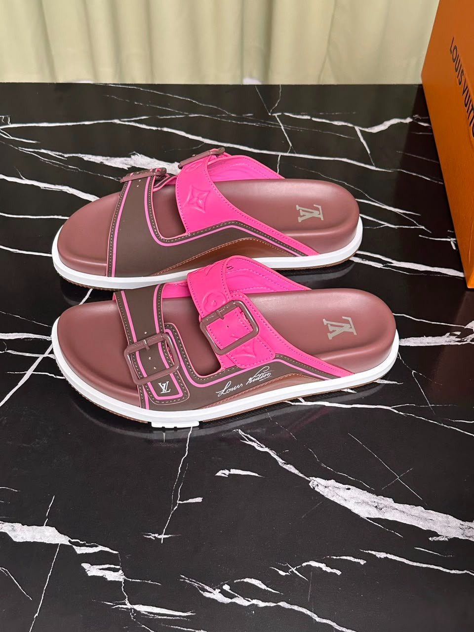 Sandália Louis Vuitton Trainer Mule Rose