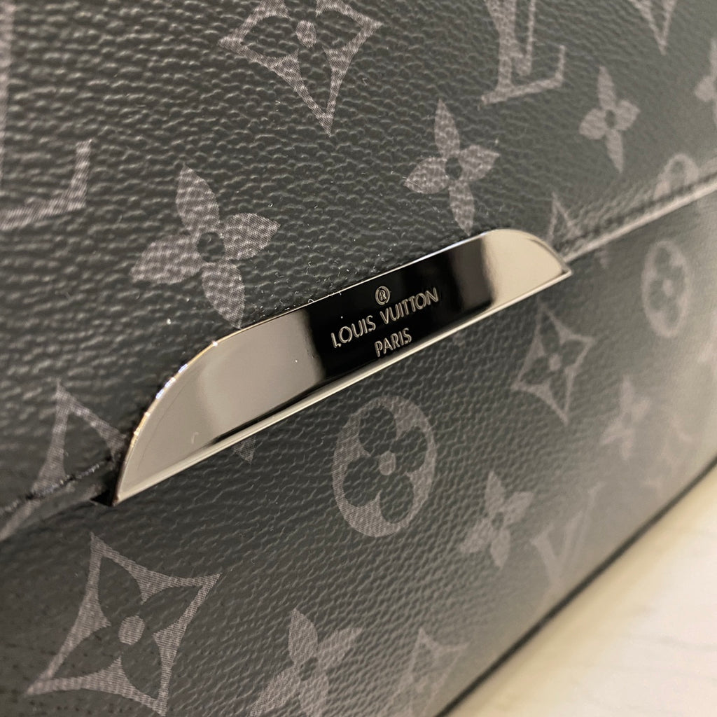 LV Messenger Explorer MM Shoulder Bag M40539