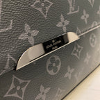 LV Messenger Explorer MM Shoulder Bag M40539