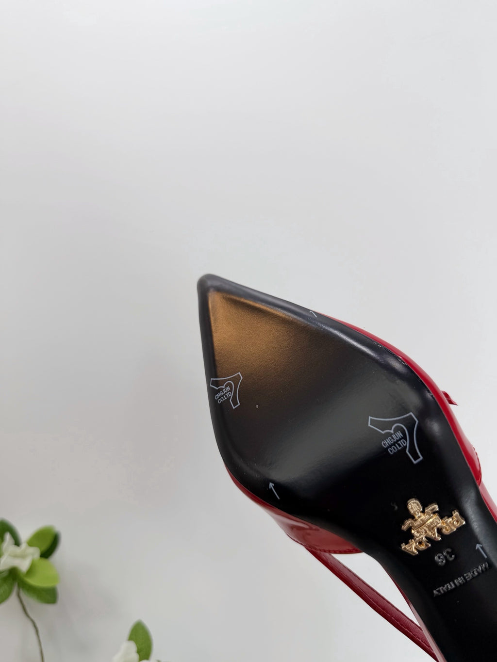 Prada Scarpin Open-Side Em Couro Verniz Vermelho Com Laço. Salto 7,5 cm.