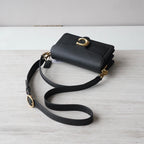 Bolsa Coach Tabby em Couro Preto com Interior Caramelo .