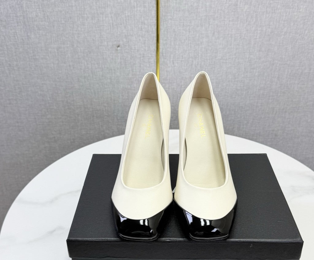 Chanel Square-Toe Cap-Toe Pumps in White. & Black Leather. Salto 9 cm.