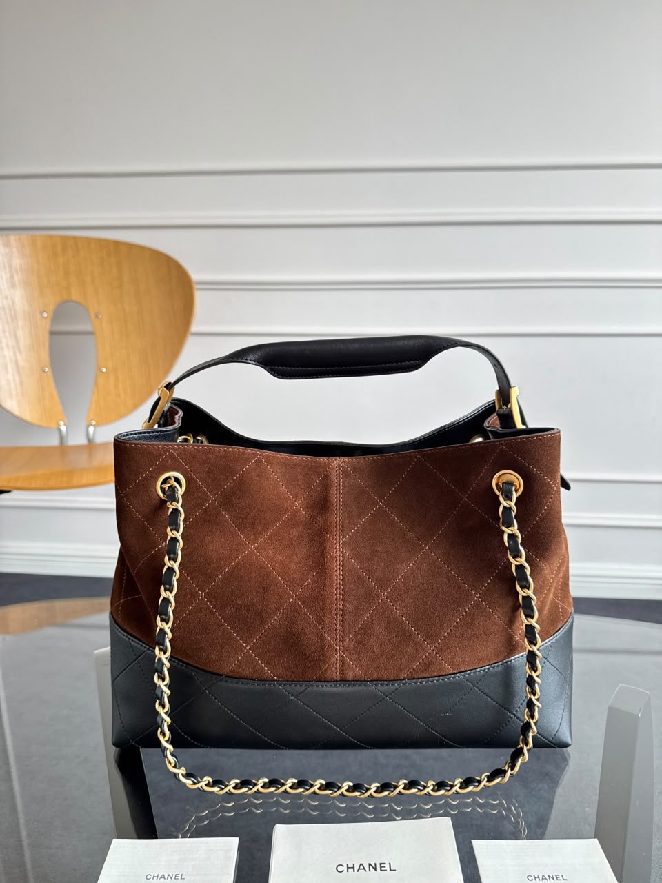 Chanel 35A Hobo Bag Matelassê Bicolor Marrom / Preto
