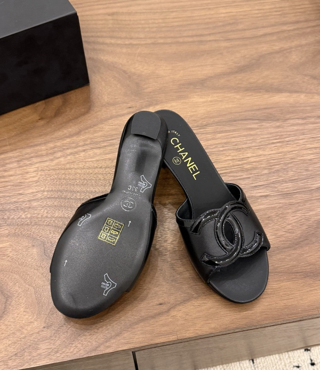 Chanel Interlocking CC Heeled Mules Black. Salto 5 cm.
