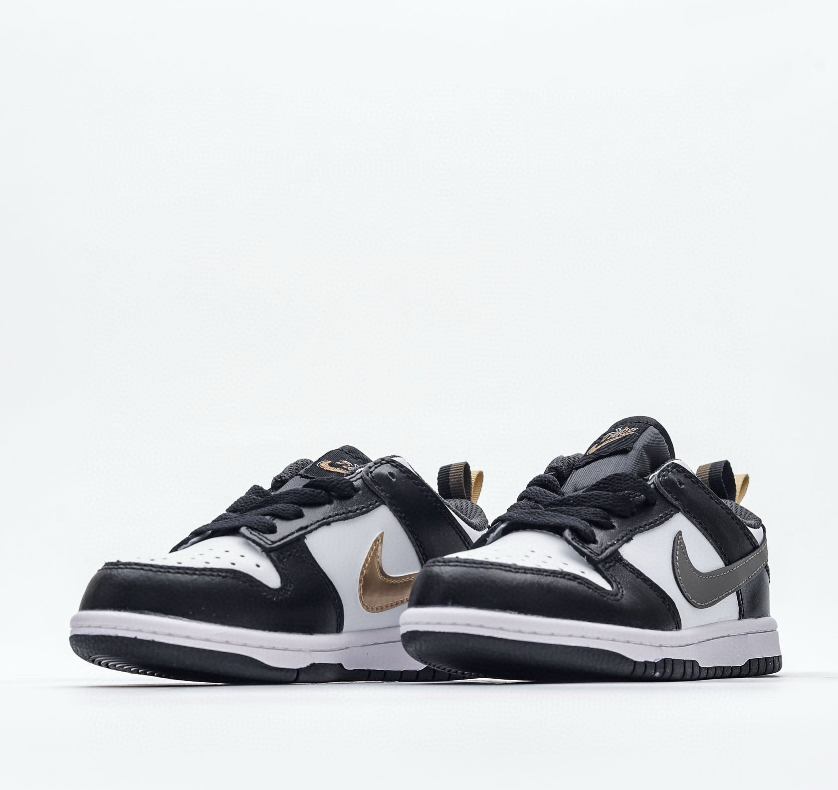 Nike Dunk Low SE GS "Pull Tab" (Black/White Metallic) Infantil