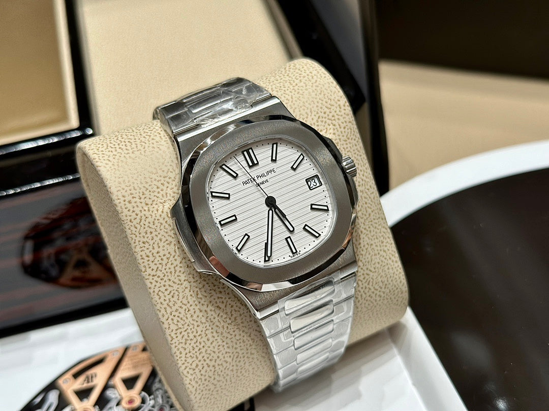 Relógio Patek Philippe Nautilus White Dial