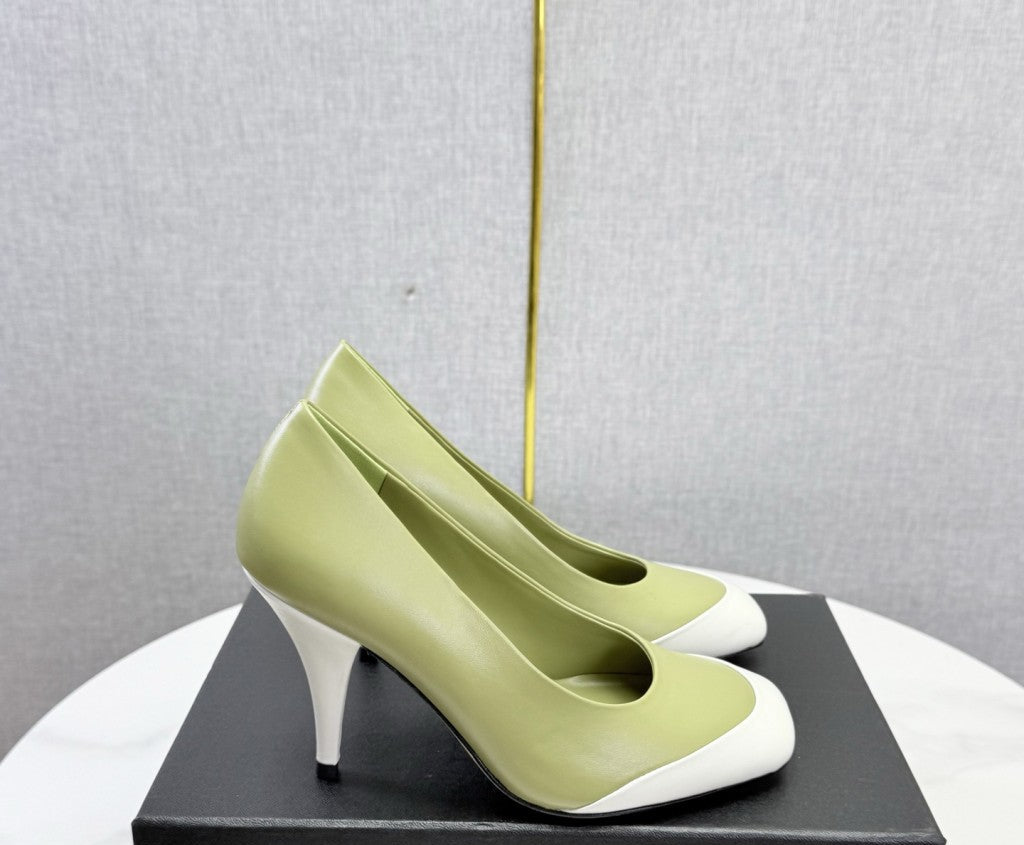 Chanel Square-Toe Cap-Toe Pumps in Olive Green & White Leather. Salto 9 cm.