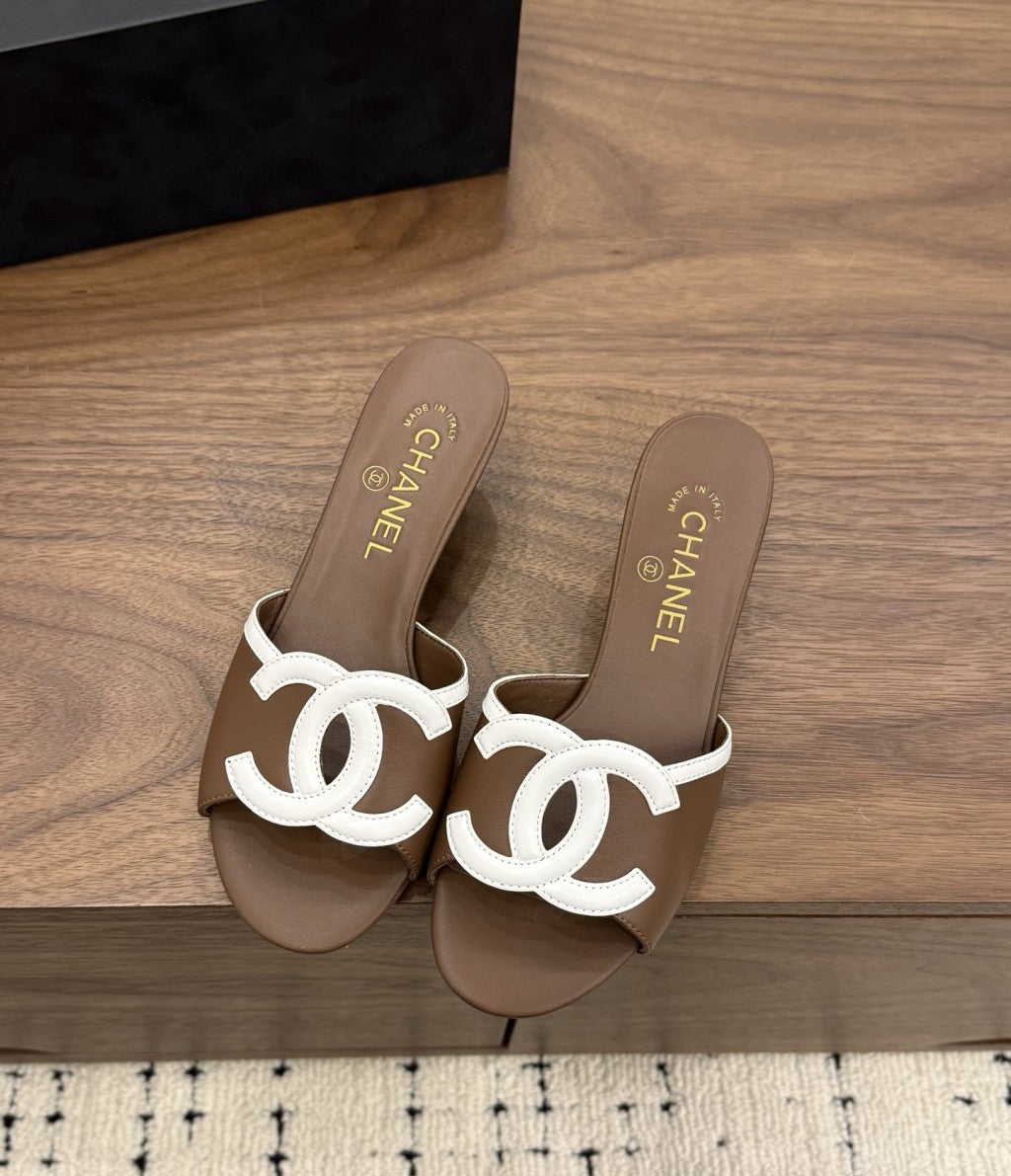 Chanel Interlocking CC Heeled Mules Brown & White. Salto 5 cm.