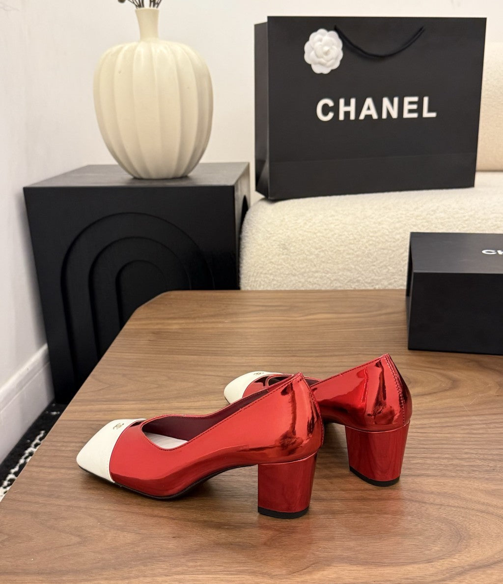 Chanel Cap-Toe Pump Vermelho metalizado e Branco. Salto 6,5 cm.