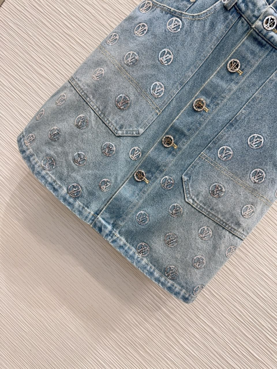 Louis Vuitton Vestido Denim Assinatura Em Paetês (Signature Sequin Denim Dress)