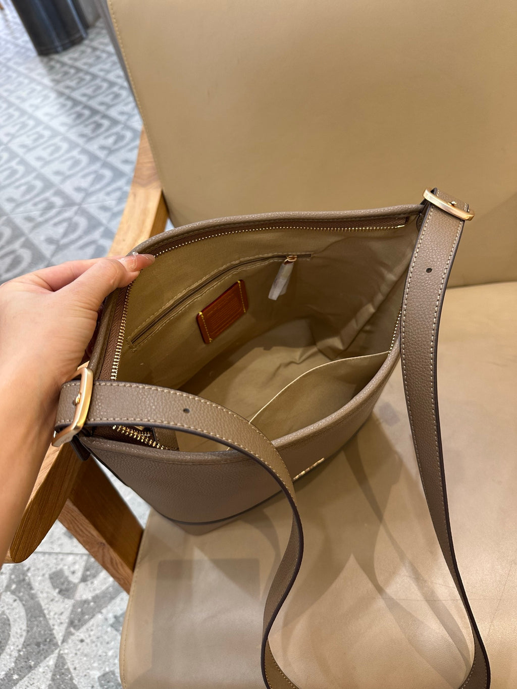 Coach Jude Duffle Bag em Signature Canvas Taupe Ferragens Douradas