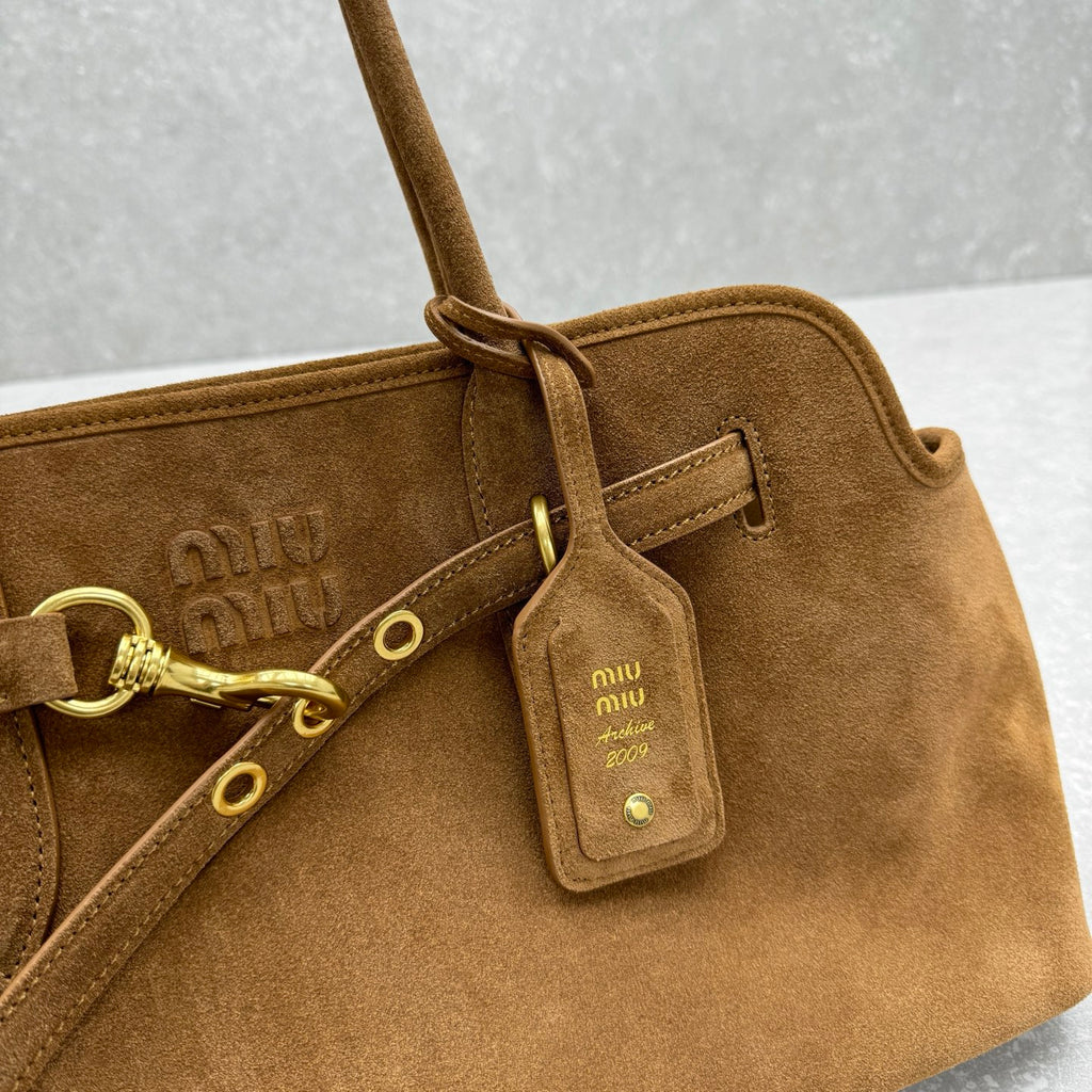 Bolsa Miu Miu Aventure em camurça