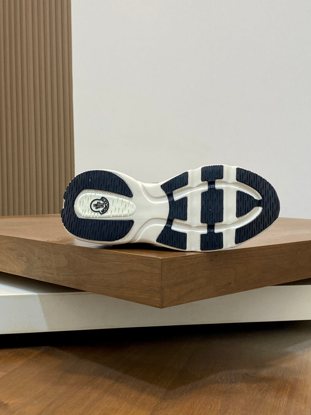 Tênis Moncler Leave No Trace Cinza