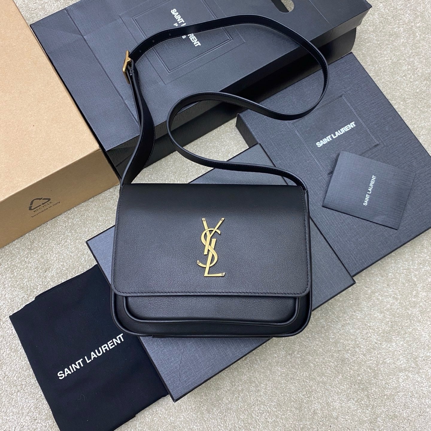 Saint Laurent Niki Saddle Shoulder Bag Black Ferragens Douradas