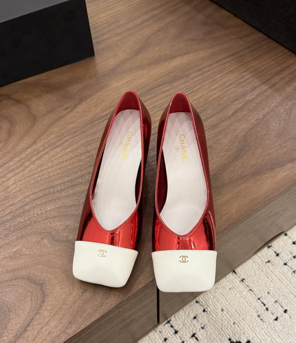 Chanel Cap-Toe Pump Vermelho metalizado e Branco. Salto 6,5 cm.