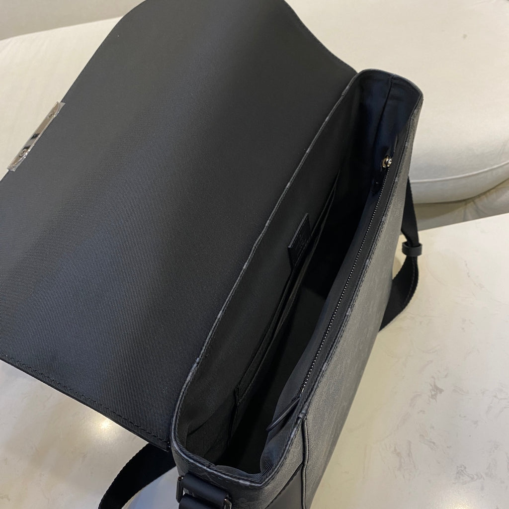 LV Messenger Explorer MM Shoulder Bag M40539