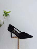 Prada Scarpin Open-Side Em Couro Camurça Preto Com Laço. Salto 7,5 cm.