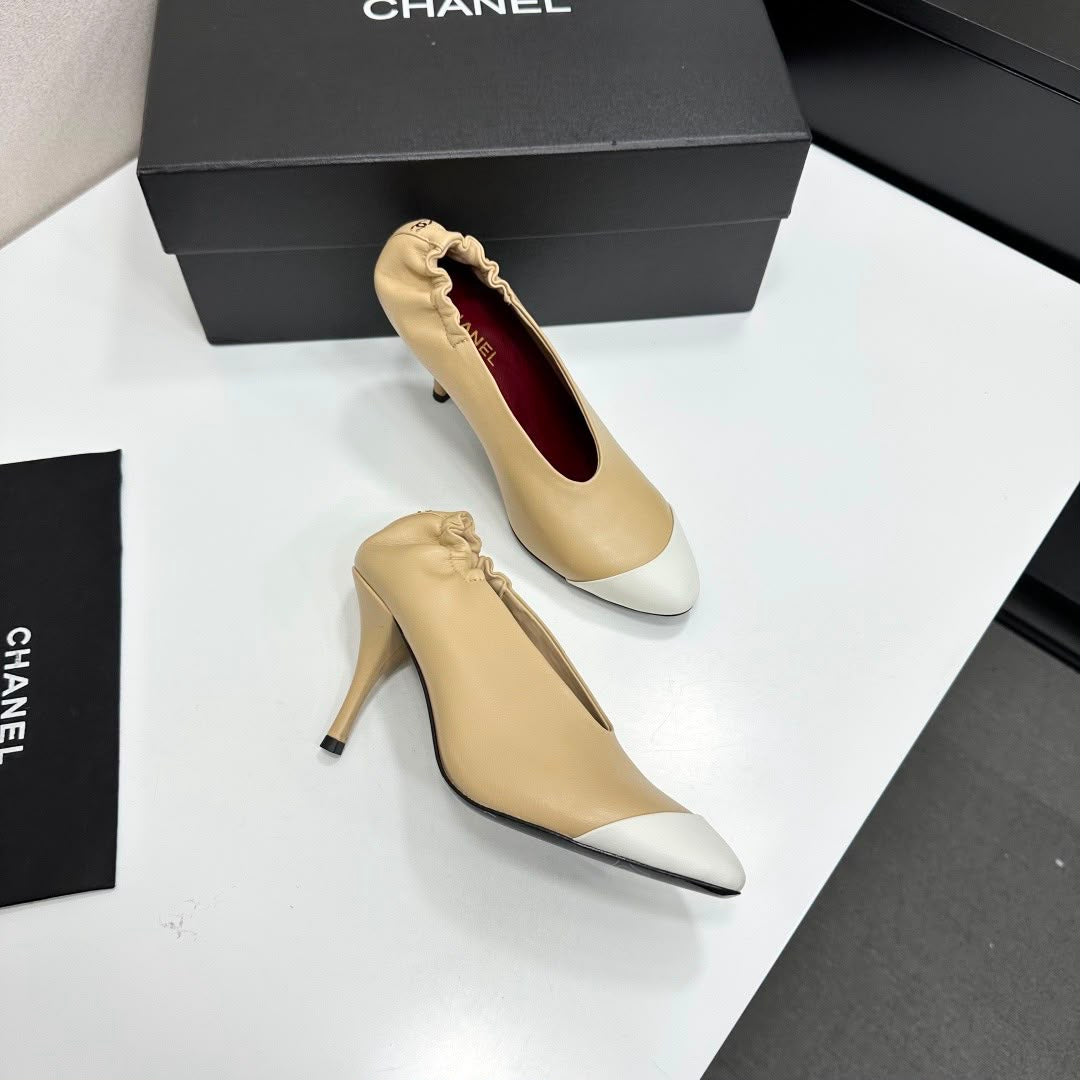 Chanel em Couro Lambskin Bicolor Bege e Branco